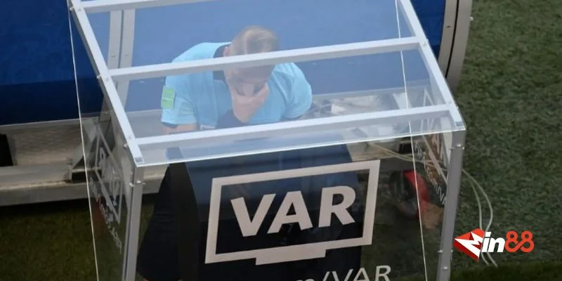 Thời điểm trọng tài sử dụng check VAR